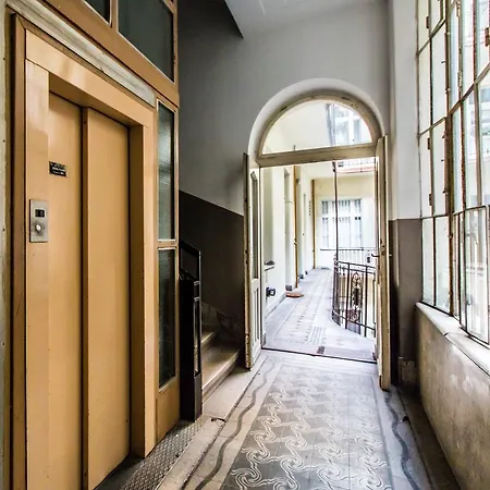 Modern Centre דירה